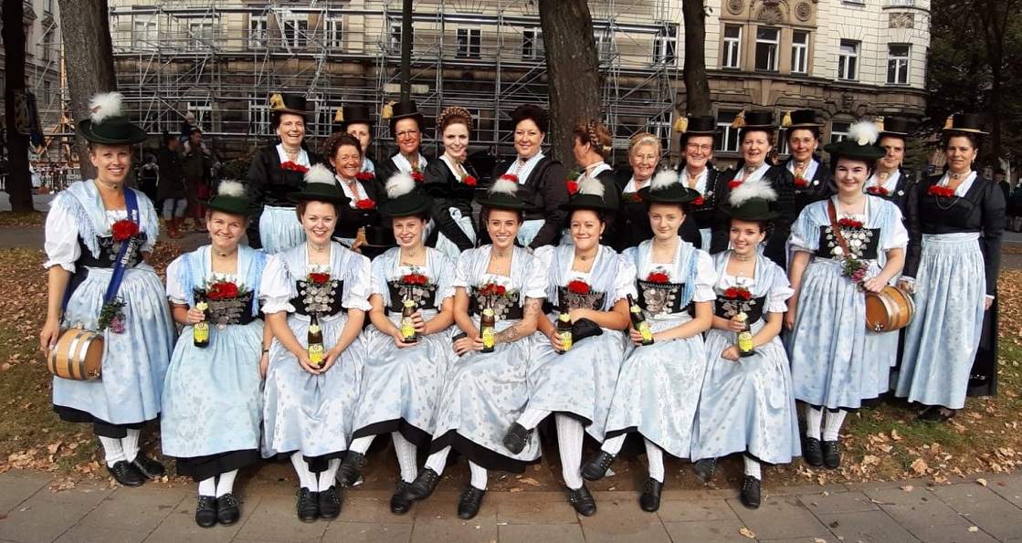 Dirndln und Röckifrauen