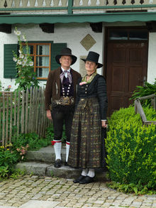 Historische Chieminger Frauen und Männertracht