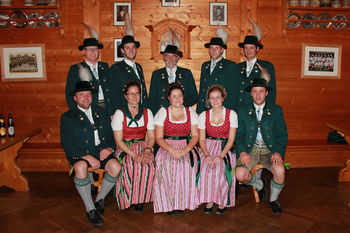 h.l. Thomas Hunglinger, Korbinian Maier, Schorsch Hunglinger, Thomas Osenstätter, Andreas Schrobenhauser v.l. Franz Mayer, Irmi Wallner, Theresa Schneider, Barbera Hölzle, Felix Gschwendner