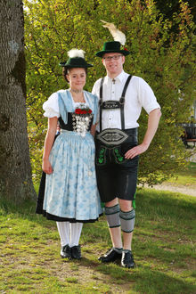 Tanztracht der aktiven Dirndln und Buam