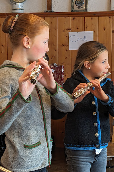 Magdalena und Annalena mit den Querflöten